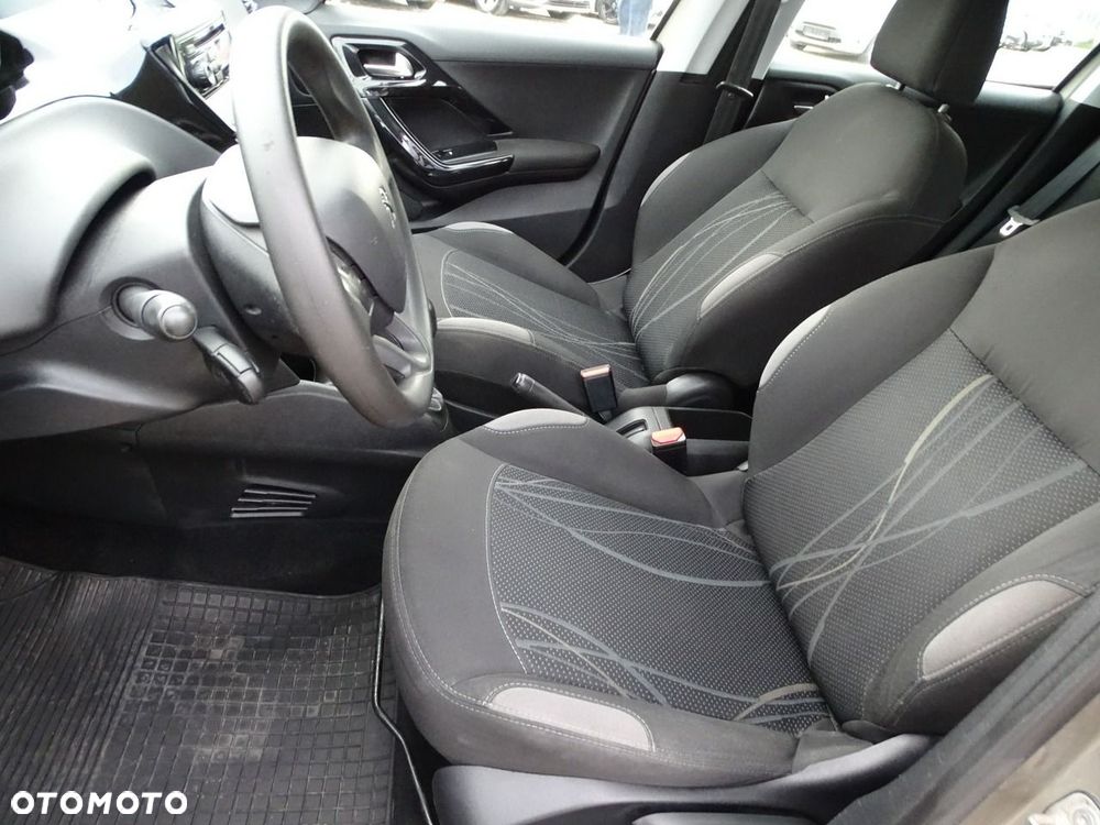 Peugeot 208 - 11