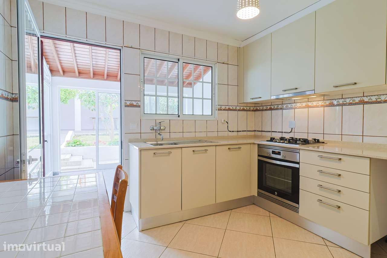 Moradia T2+2 com garagem, jardim e logradouro – Centro de Ponta Delgad - Grande imagem: 5/52