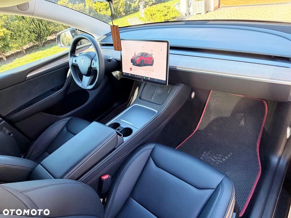 Tesla Model Y - 8