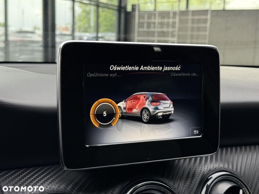 Mercedes-Benz GLA 180 7G-DCT - 33