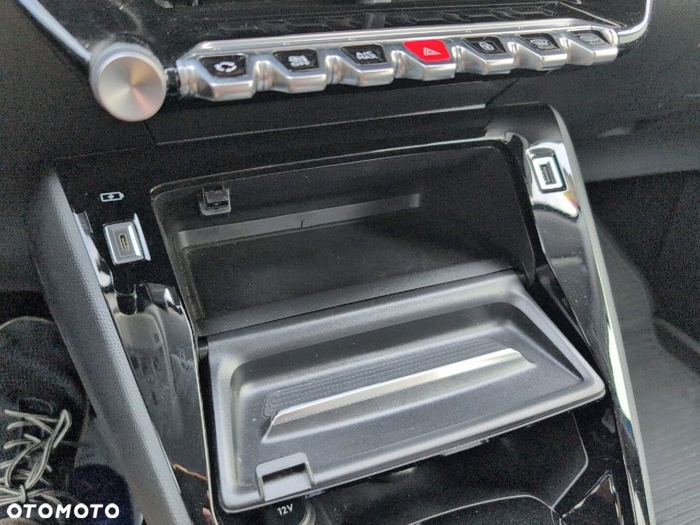 Peugeot 208 - 24