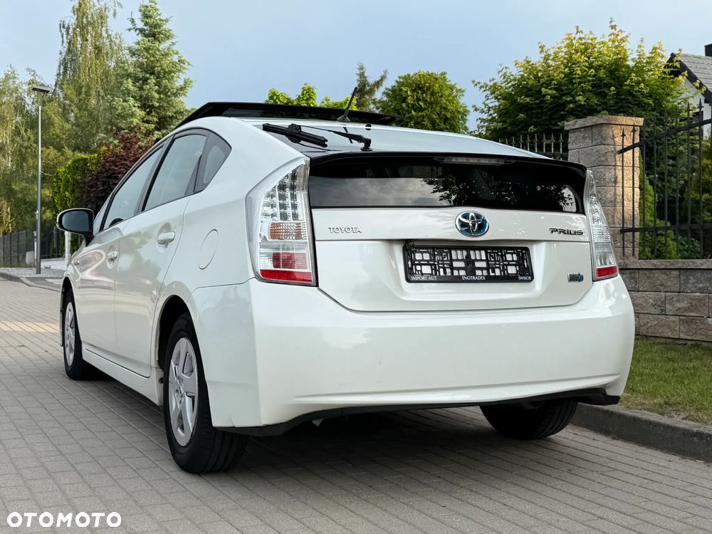 Toyota Prius (Hybrid) Executive - 3