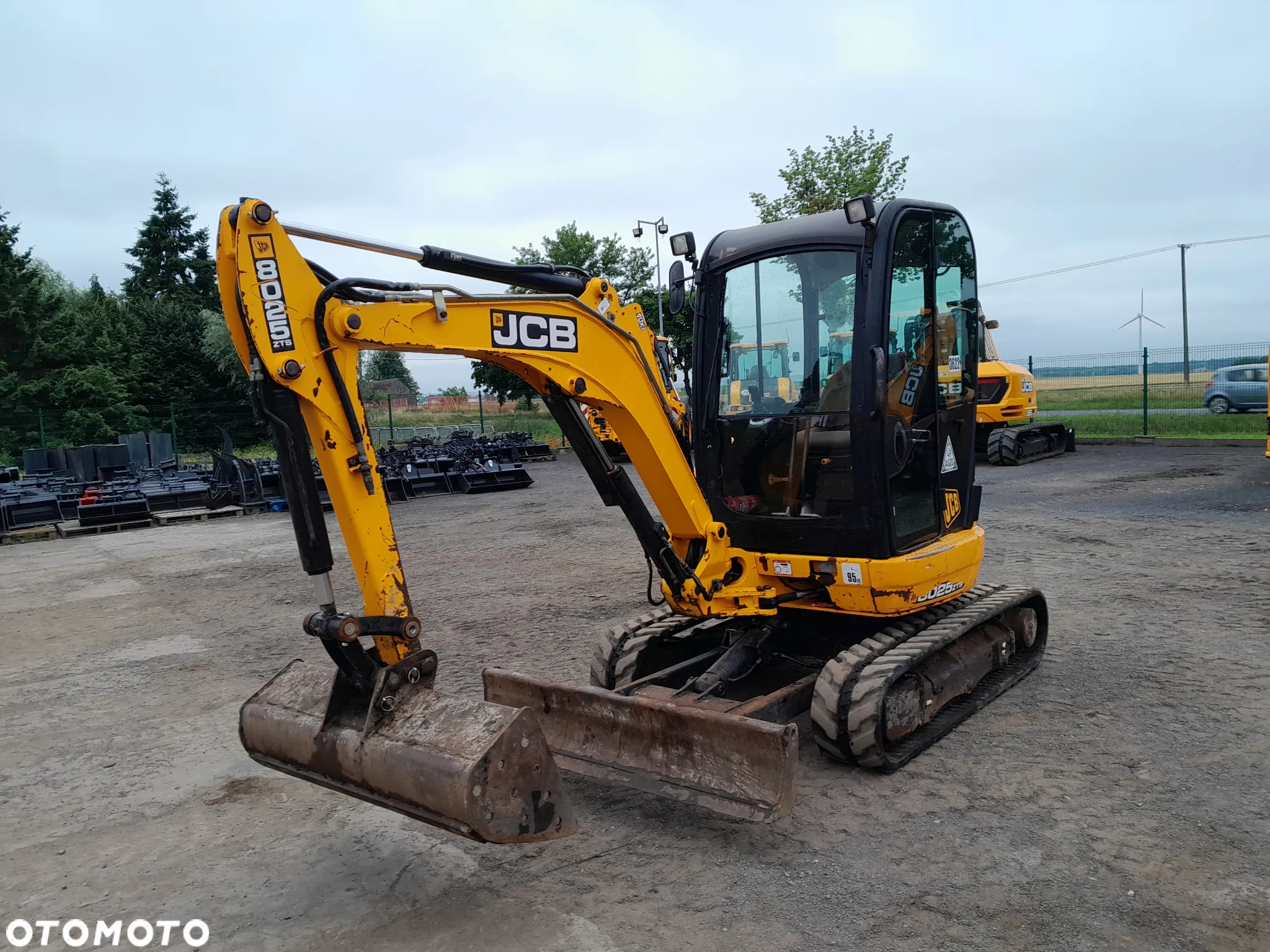JCB 8025 - 3