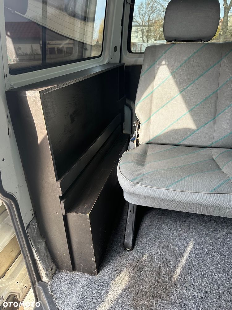 Volkswagen Caravelle - 9
