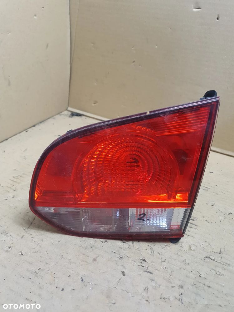 . LAMPA PRAWA W KLAPE VOLKSWAGEN GOLF 6 HB - 1