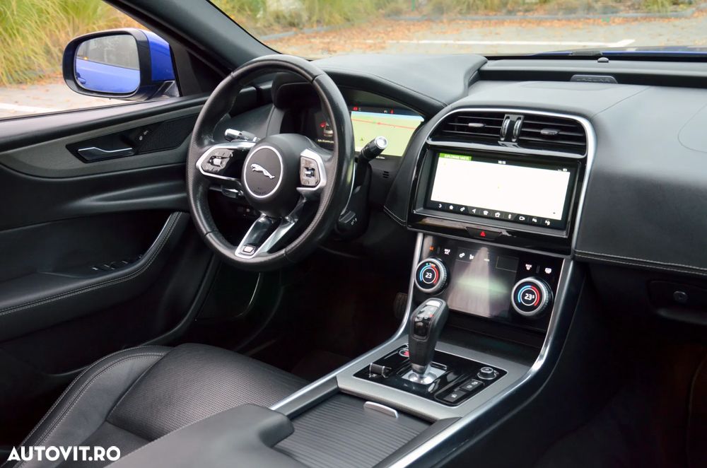 Jaguar XE 2.0 AWD R-Sport - 18