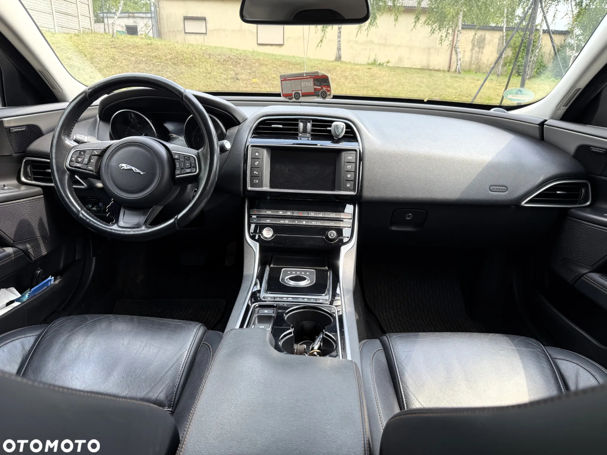 Jaguar XE 2.0 D Portfolio - 6
