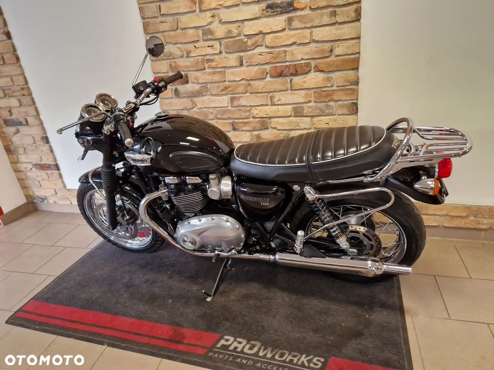 Triumph Bonneville - 10