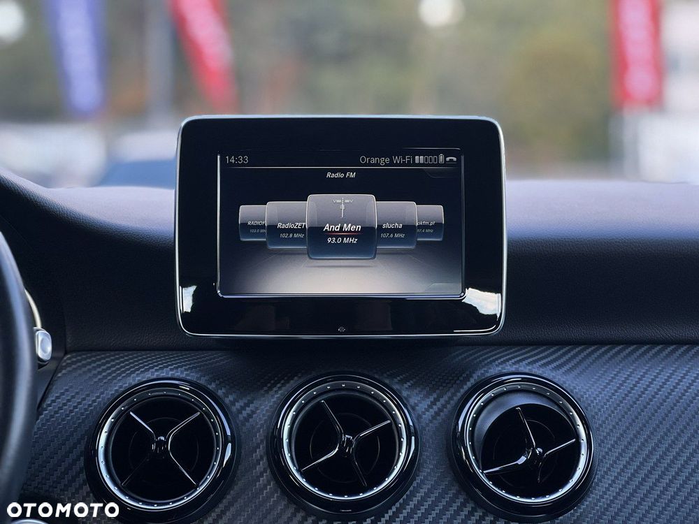 Mercedes-Benz GLA 180 7G-DCT - 17