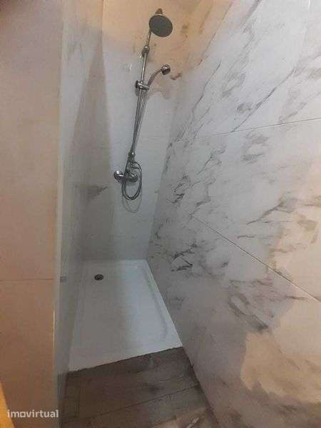 Arrenda-se para todo o ano um agradável T1 mobilado e equipado - Grande imagem: 5/6
