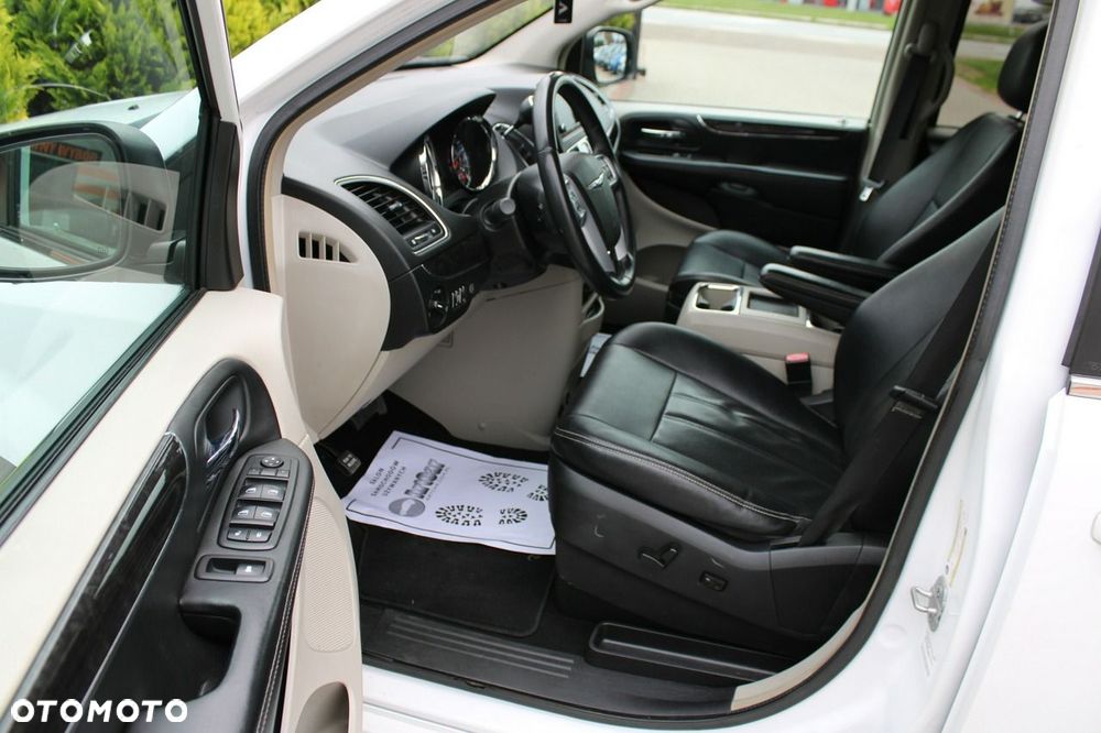 Chrysler Town & Country - 11