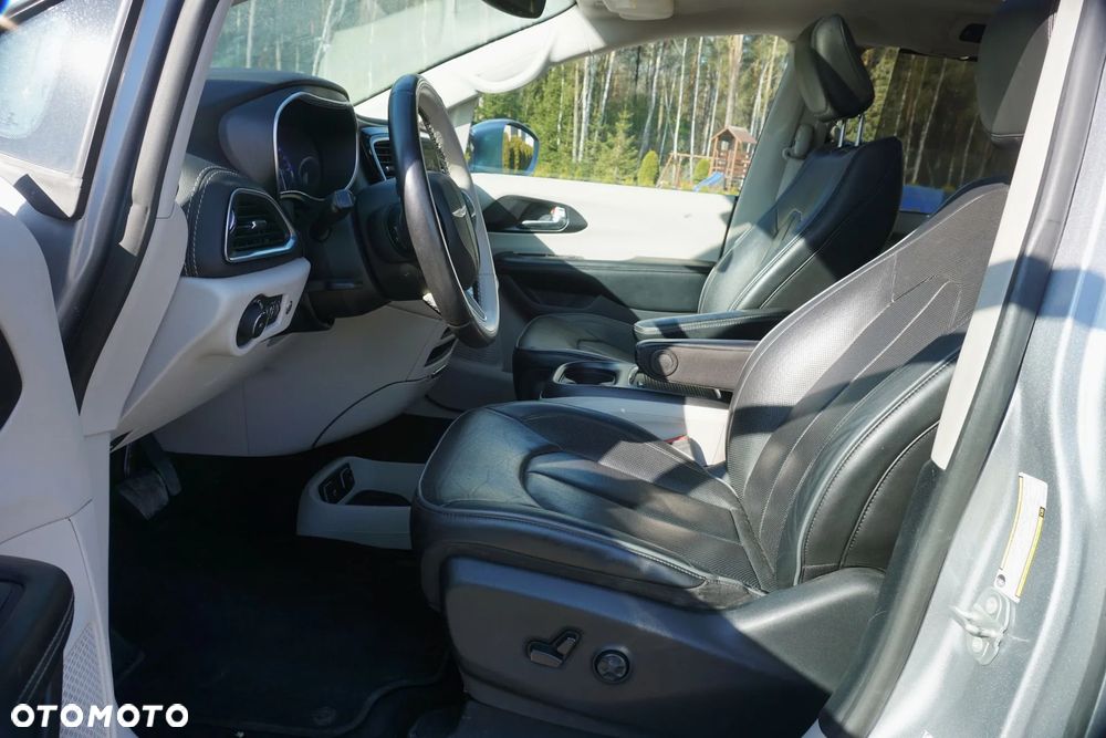 Chrysler Pacifica - 12