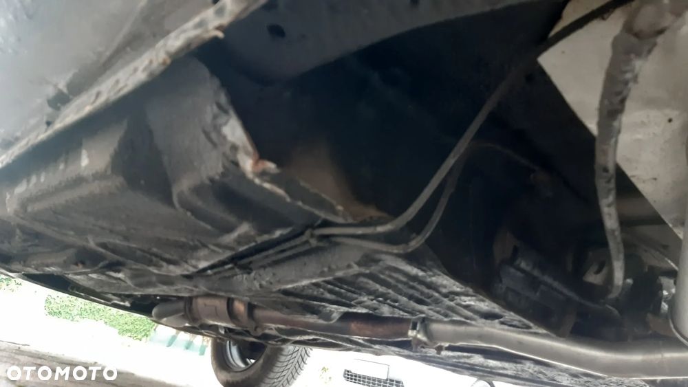 Volkswagen Passat 1.8 GL - 33