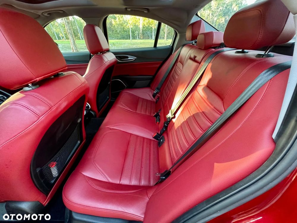 Alfa Romeo Giulia 2.0 Turbo 16V AT8-Q4 Ti - 24