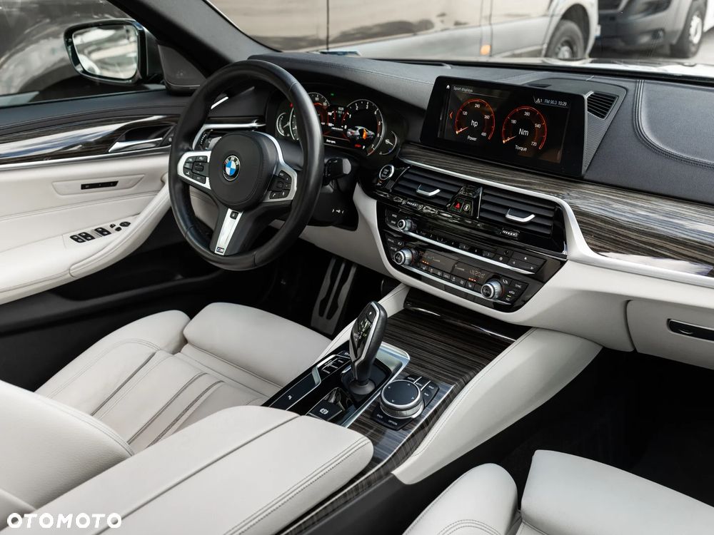 BMW Seria 5 M550i xDrive - 34