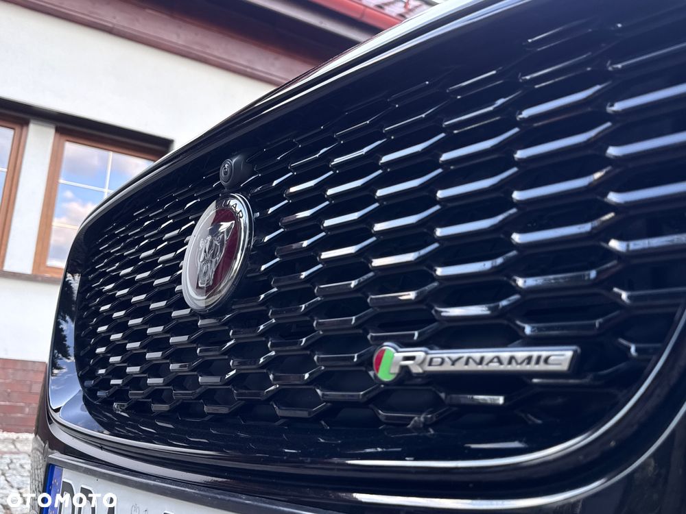 Jaguar XE 2.0 D180 AWD R-Dynamic HSE - 24