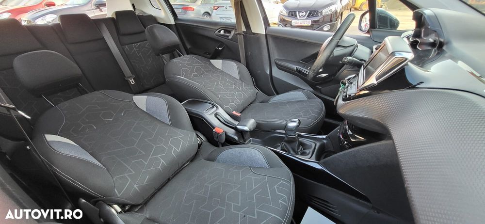 Peugeot 2008 1.2 VTi Access - 32