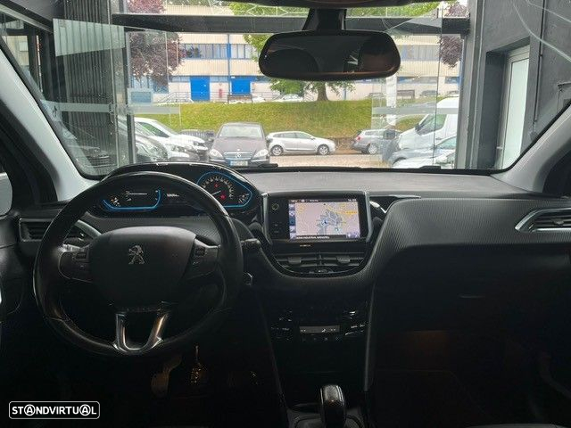 Peugeot 2008 1.2 PureTech Allure - 12