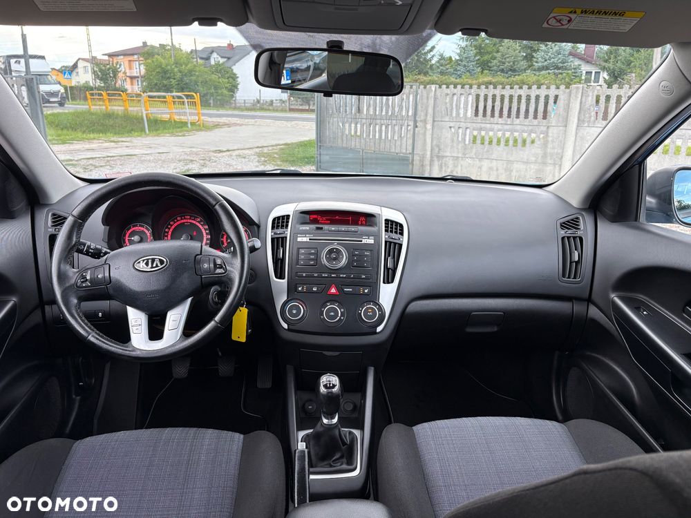 Kia Ceed - 36