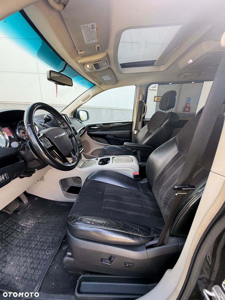 Chrysler Town & Country 3.6 Limited - 21