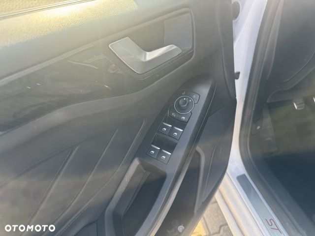 Ford Focus 1.0 EcoBoost Hybrid ST-LINE - 10