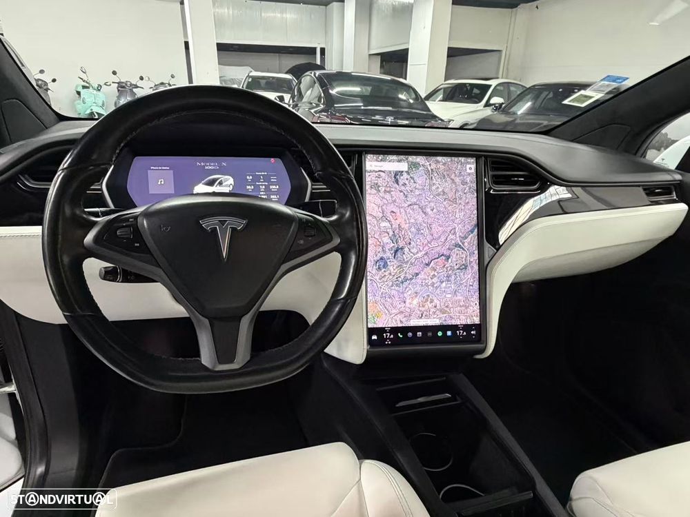 Tesla Model X - 11