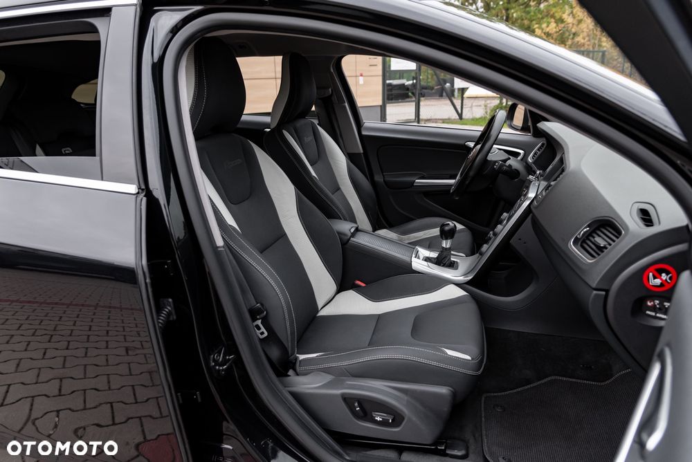 Volvo V60 T5 R-Design - 25