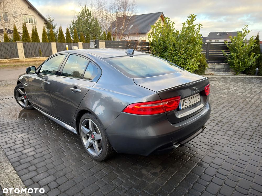 Jaguar XE 2.0 T R-Sport - 4