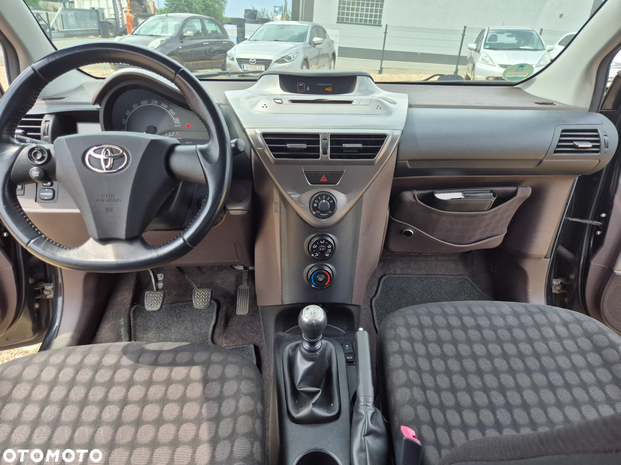 Toyota iQ - 8