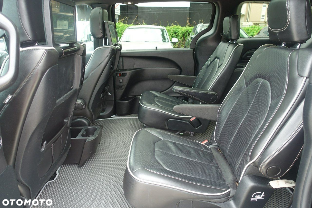 Chrysler Pacifica - 16
