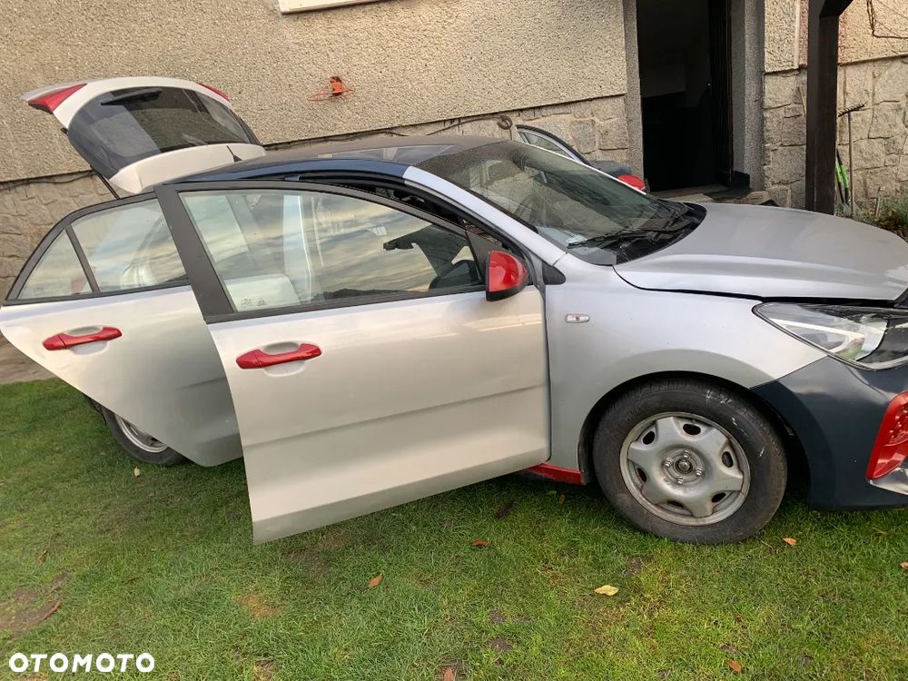 Kia Rio 1.2 L - 6