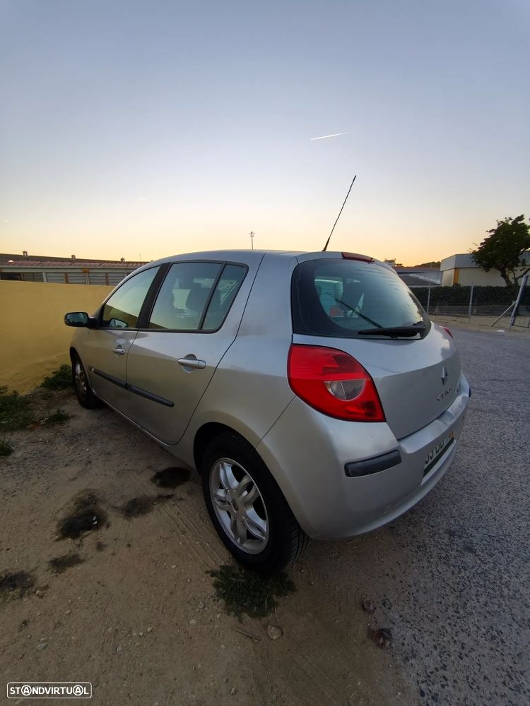 Renault Clio 1.2 16V Confort - 2