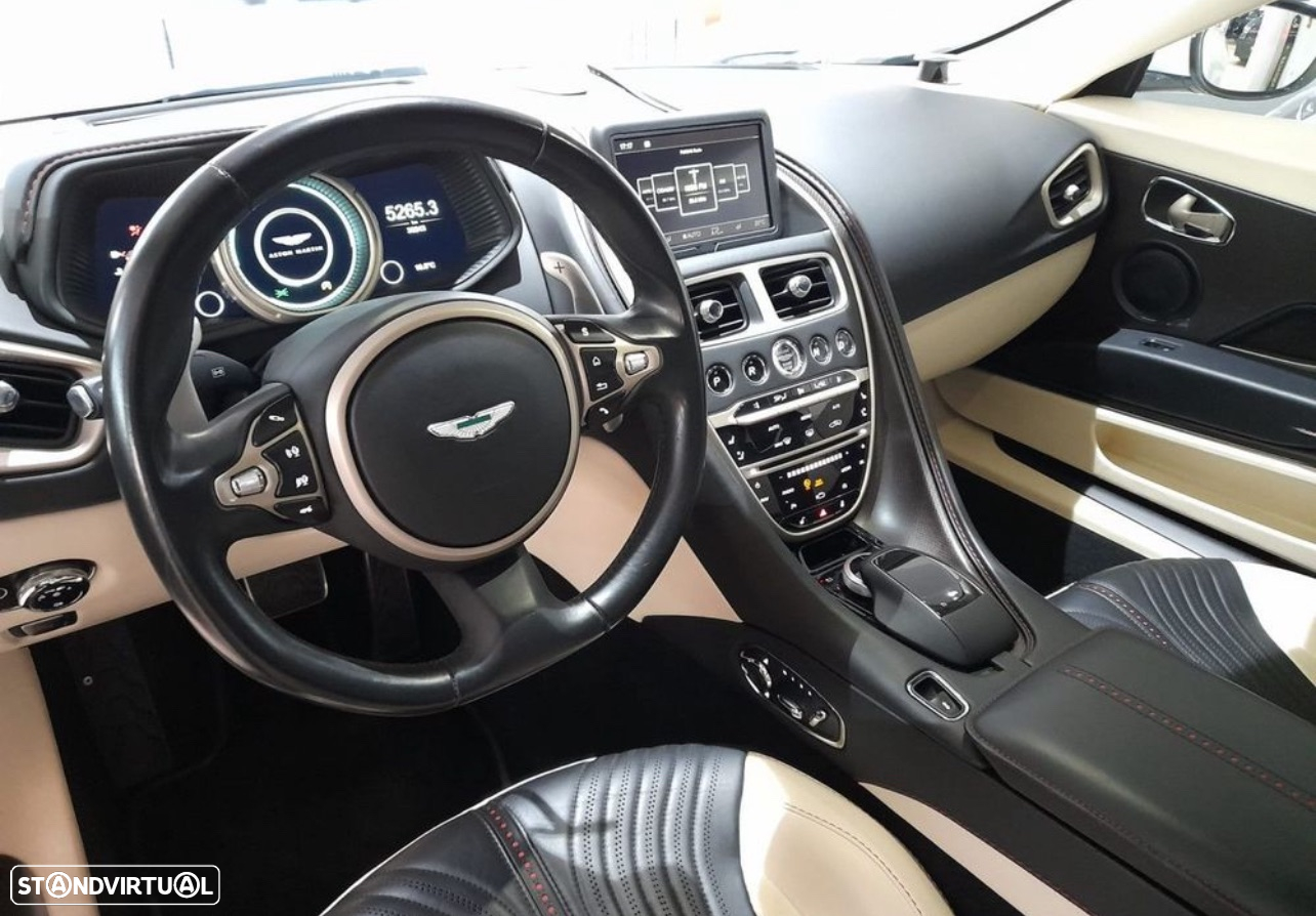 Aston Martin DB11 Volante - 11
