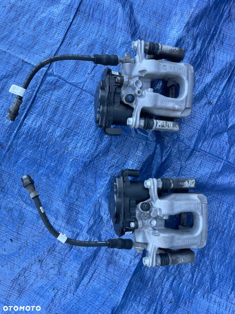 MERCEDES W206 zacisk tył prwy lewy