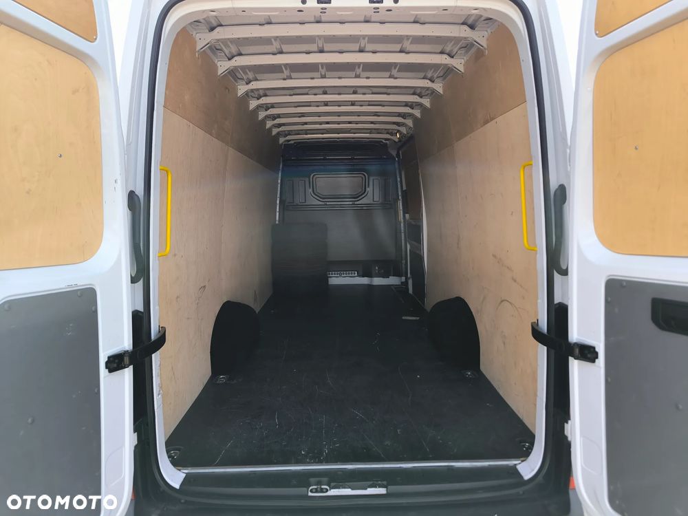 Volkswagen Crafter 35 Furgon z wysokim dachem / silnik: 2,0 l / 103 kW (140 KM) / skrzynia biegów: manualna 6-biegowa / rozstaw osi: 4490 mm / przedni napęd - 17
