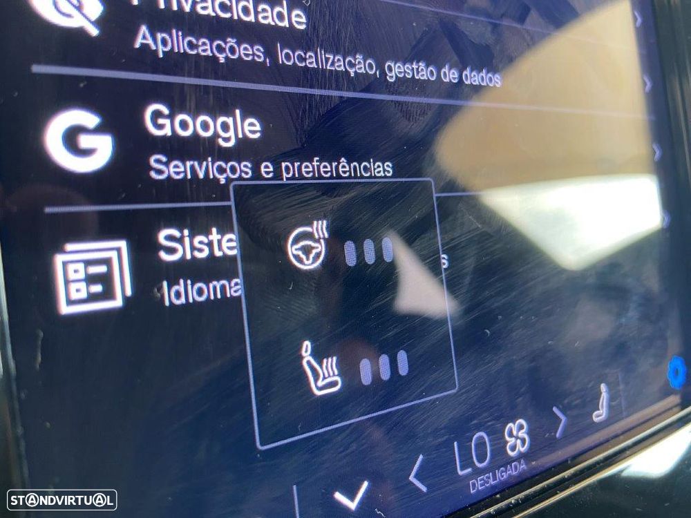 Volvo XC 40 2.0 B3 Plus Dark - 25