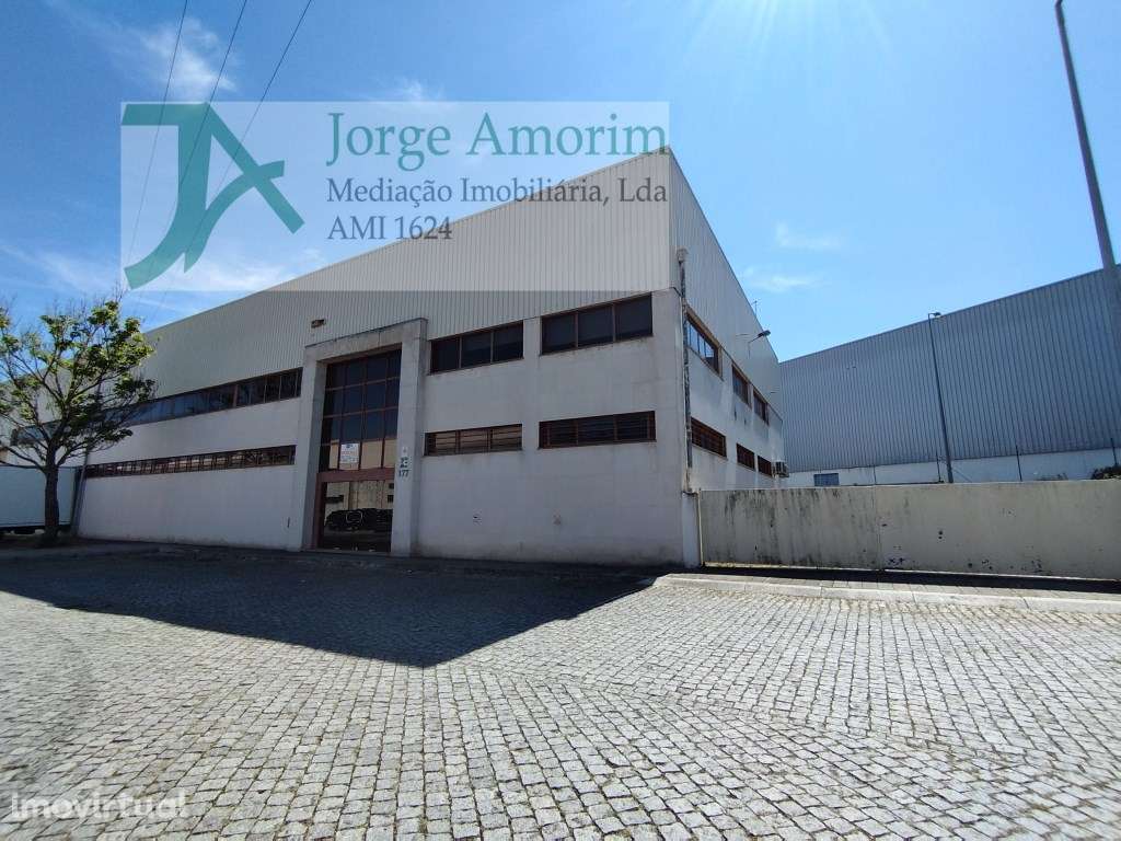 Aeroporto. Armazém 1274m2 - 500 m2 escritórios. Logradouro com 530 m2. - Grande imagem: 2/3