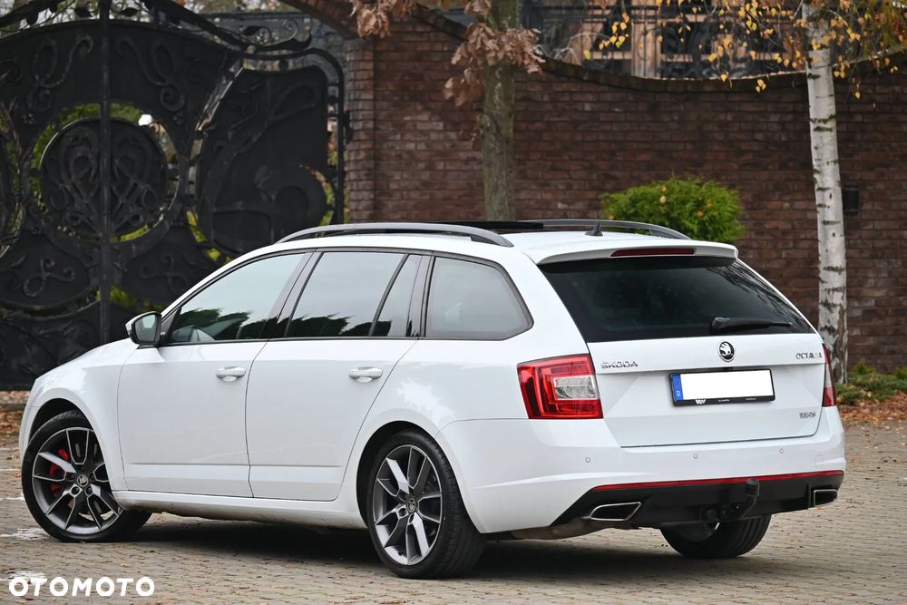 Skoda Octavia Combi 2.0 TDI DSG RS - 17