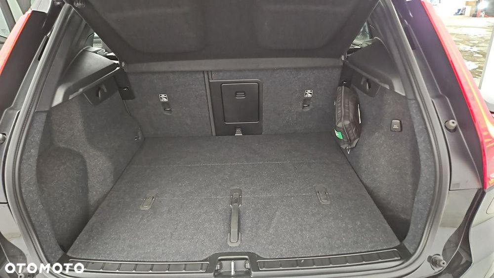 Volvo XC 40 B3 Plus Dark - 24