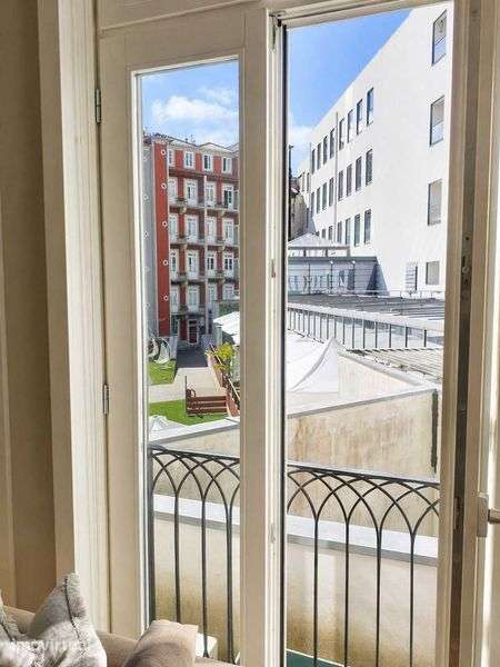 Apartamento T1 elegante na Sé, junto à Praça Almeida Garrett. - Grande imagem: 4/10
