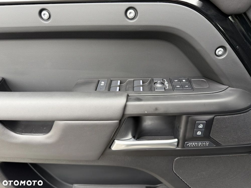 Land Rover Defender 110 D300 X-Dynamic HSE - 14
