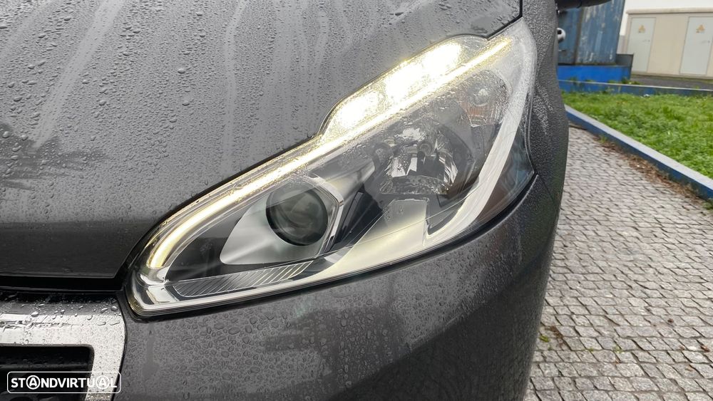 Peugeot 208 1.2 PureTech Signature - 13