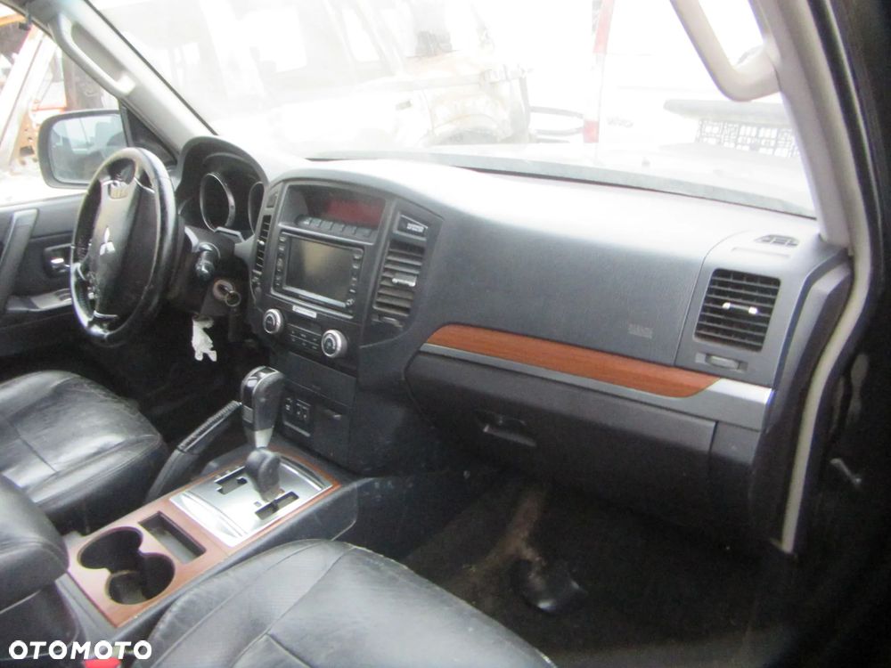 KANAPY FOTELE BOCZKI SKÓRA 7 osób Mitsubishi Pajero IV 2008 Wszystkie części - 16
