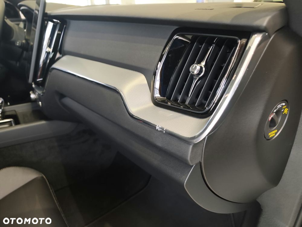 Volvo XC 60 T6 Plug-In Hybrid AWD Ultra Dark - 34
