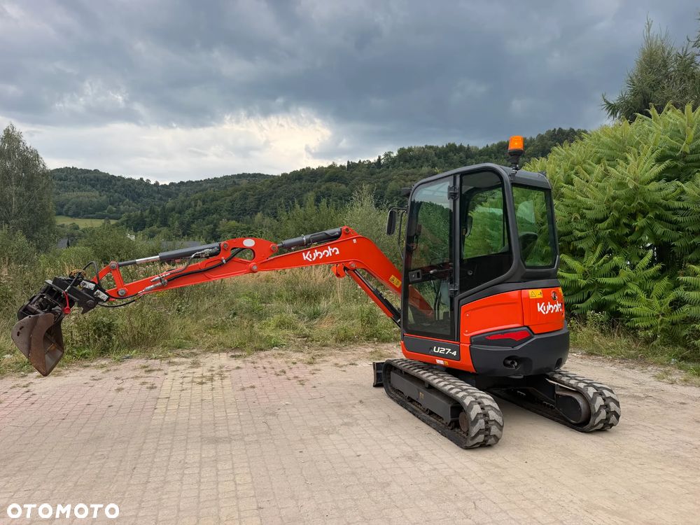 Kubota U27 Minikoparka koparka gąsienicowa 2.8 tony. jak Nówka sztuka z salonu! 2017 rok. 1570mtg. Przywieziona z Gospodarstwa Norweskiego! Zadbana Maszyna ani deka luzów i wycieków. Aktualna Dekra dokumentacja BMWT! Łyżka skarpowa uchylna Hydrauliczna! Szybka wolna jazda. Zamki na tłokach. Wersja Norweska!! OKAZJA Tanio - 16