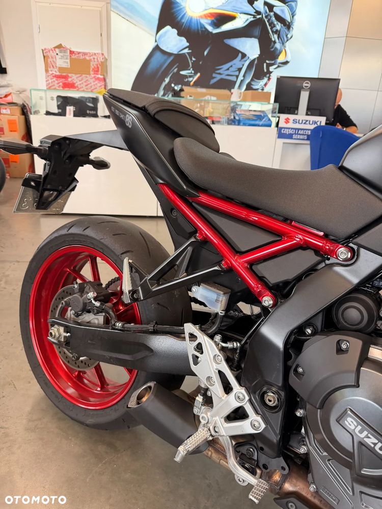 Suzuki GSX - 6