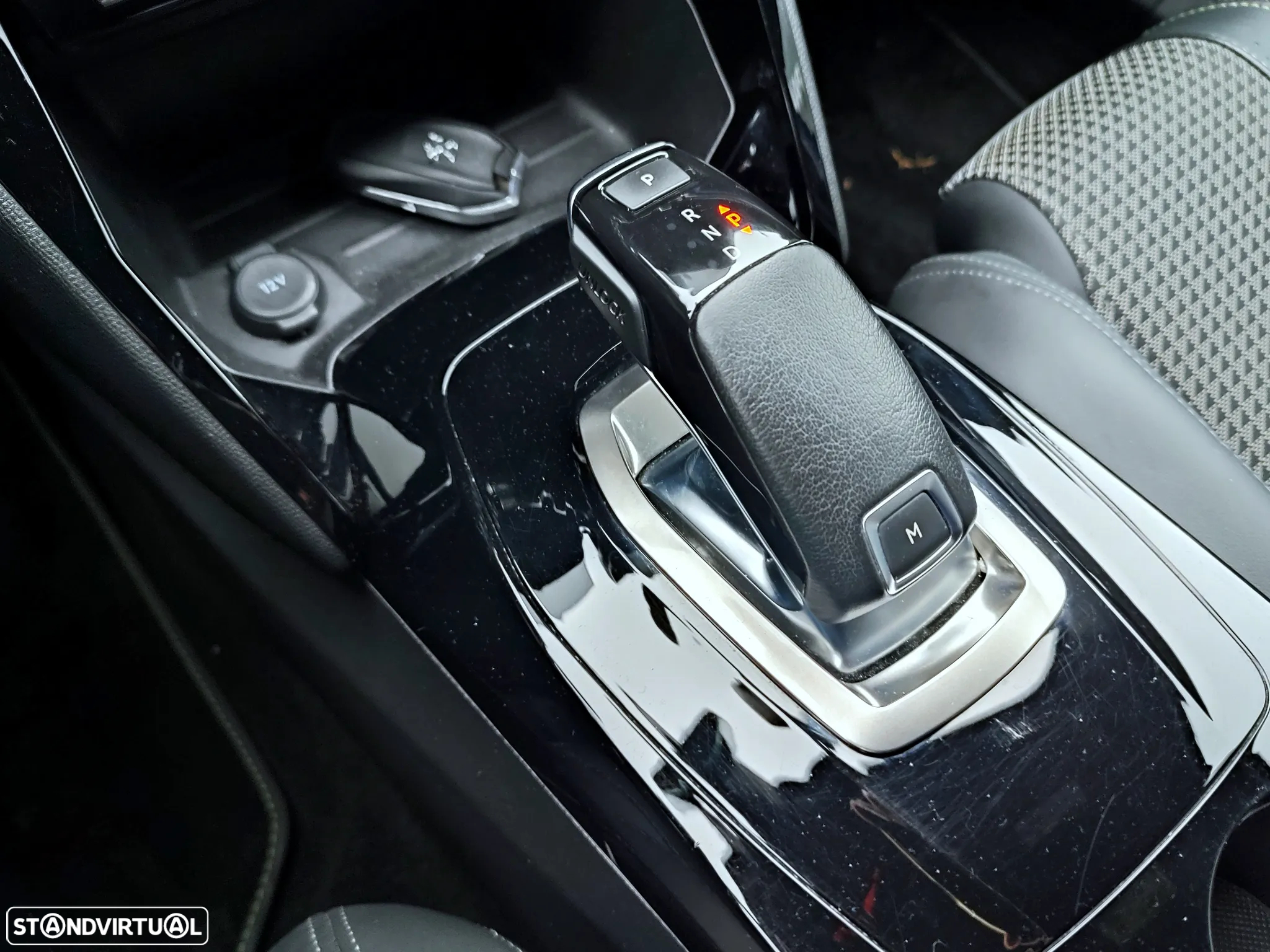 Peugeot 2008 1.2 PureTech GT EAT8 - 17
