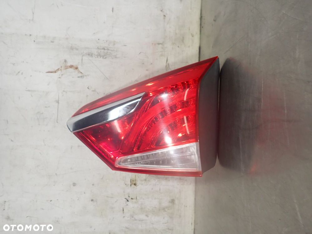 LAMPA PRAWA TYLNA W KLAPIE HYUNDAI i40 I CW 1.7 - 1