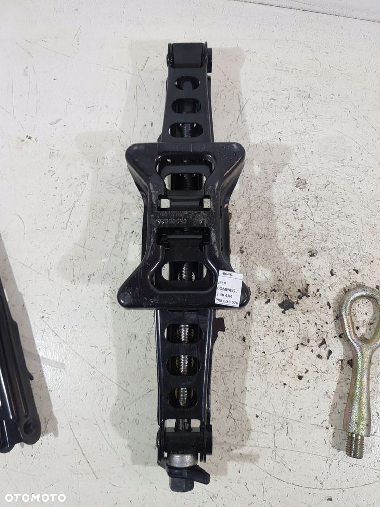 podnośnik lewarek ucho 52110391ab jeep compass i - 6