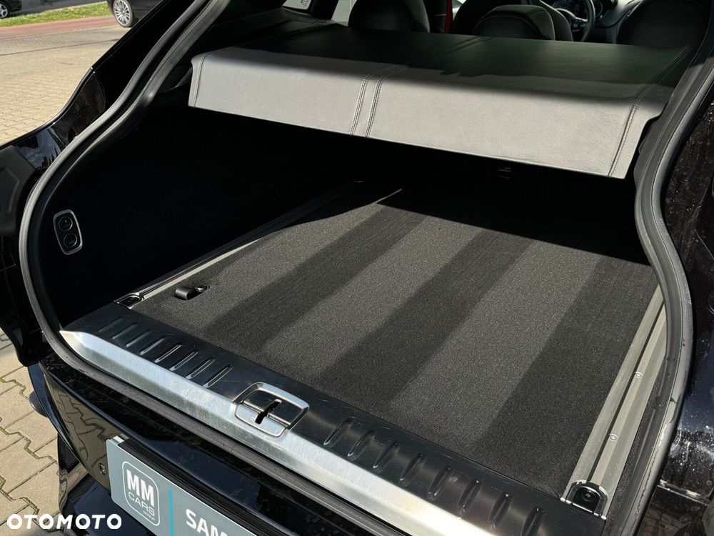 Aston Martin DBX - 17